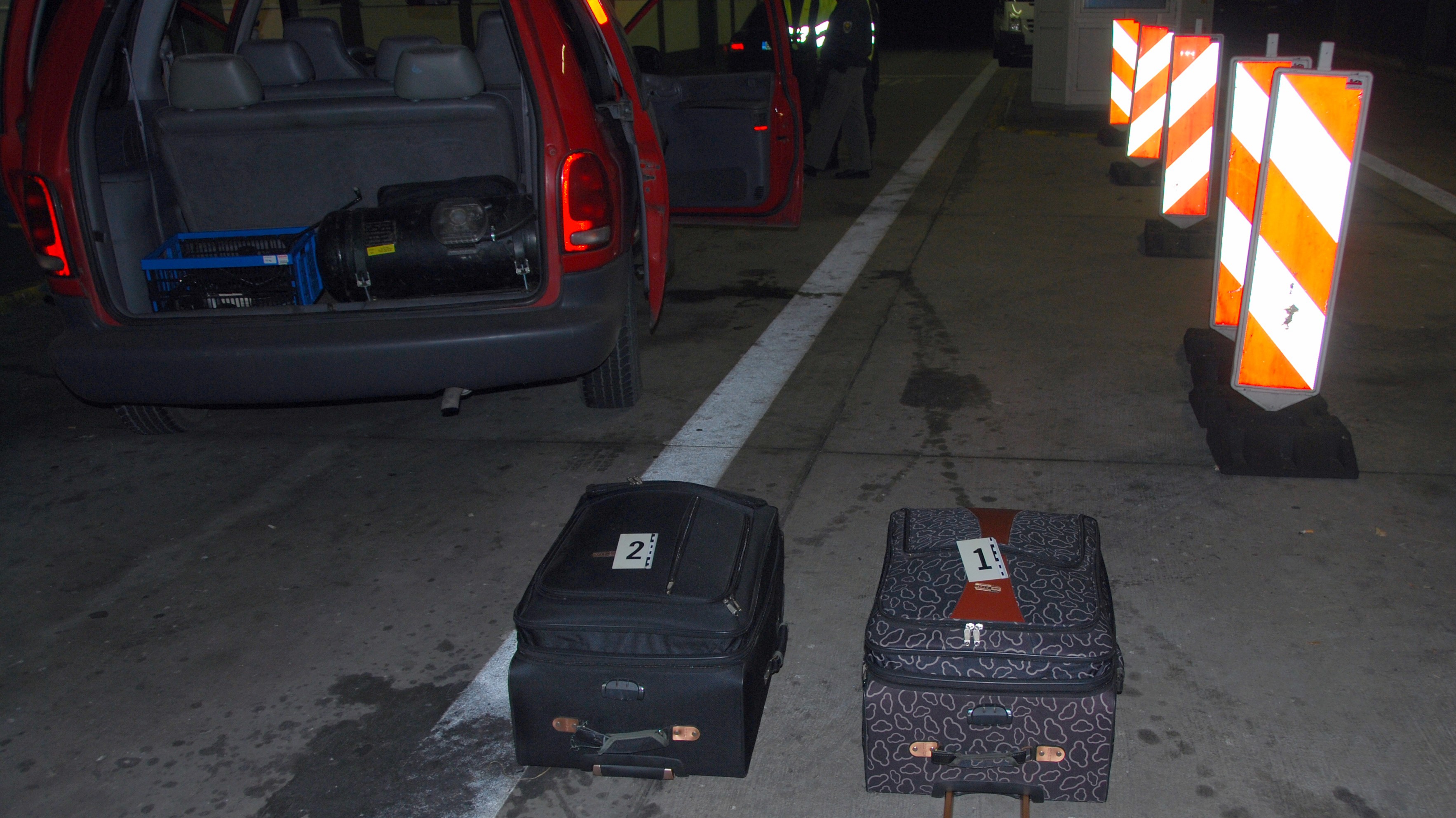 Aj bežná kontrola na hraničnom priechode môže byť úspešná. A dokonca veľmi. Policajti v spolupráci s finančnou správou kontrolovali  na slovensko-českých hraniciach auto. Našli v ňom 20 kilogramov drog.